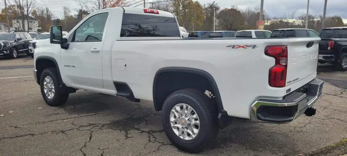 How Much Weight Can A 3500 Truck Carry In The Bed